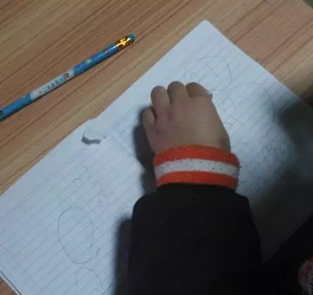想知道孩子在校表現(xiàn)怎么樣？不用問老師，翻翻作業(yè)本就知道啦