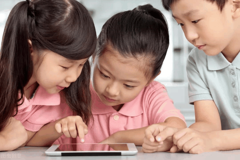 如何對(duì)付“手機(jī)ipad控”的孩子？跟著這位媽媽學(xué)，3招就夠了
