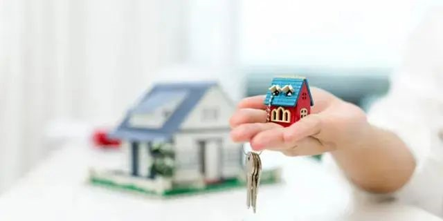 別人看房，你也在看房；別人交定金了，你還在看；別人準(zhǔn)備換房了，你還在看...