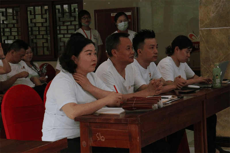 百年好房經(jīng)紀(jì)人三部曲：做人、做事、成交，每一曲都會(huì)讓客戶滿意！