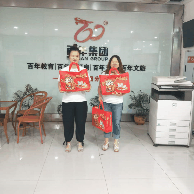 百年集團(tuán)為員工子女發(fā)放“六一”禮物，祝愿所有的孩子兒童節(jié)快樂！