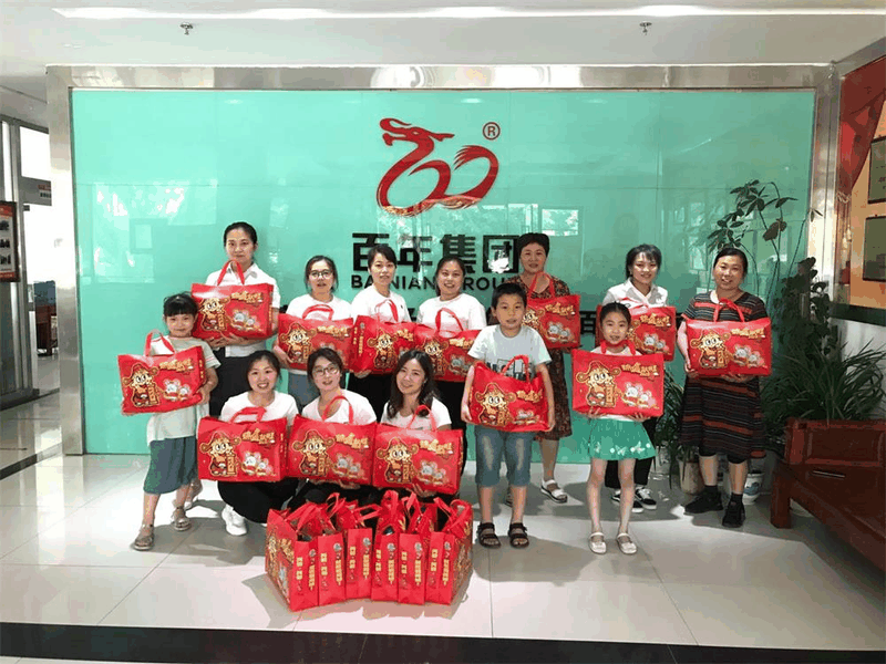 百年集團(tuán)為員工子女發(fā)放“六一”禮物，祝愿所有的孩子兒童節(jié)快樂！