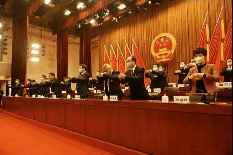 握手禮改為“拱手禮”，五千年中華文明禮節(jié)，因?yàn)橐咔橐馔饣謴?fù)了？