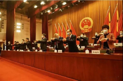 握手禮改為“拱手禮”，五千年中華文明禮節(jié)，因?yàn)橐咔橐馔饣謴?fù)了？