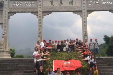 重慶百年集團組織優(yōu)秀員工開展紅色之旅活動（