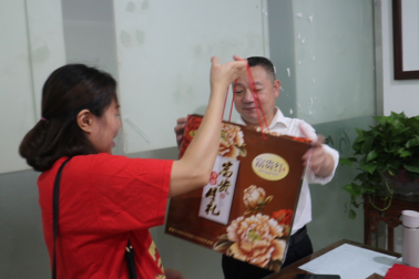又是中秋月圓時(shí)，情系員工送祝福！