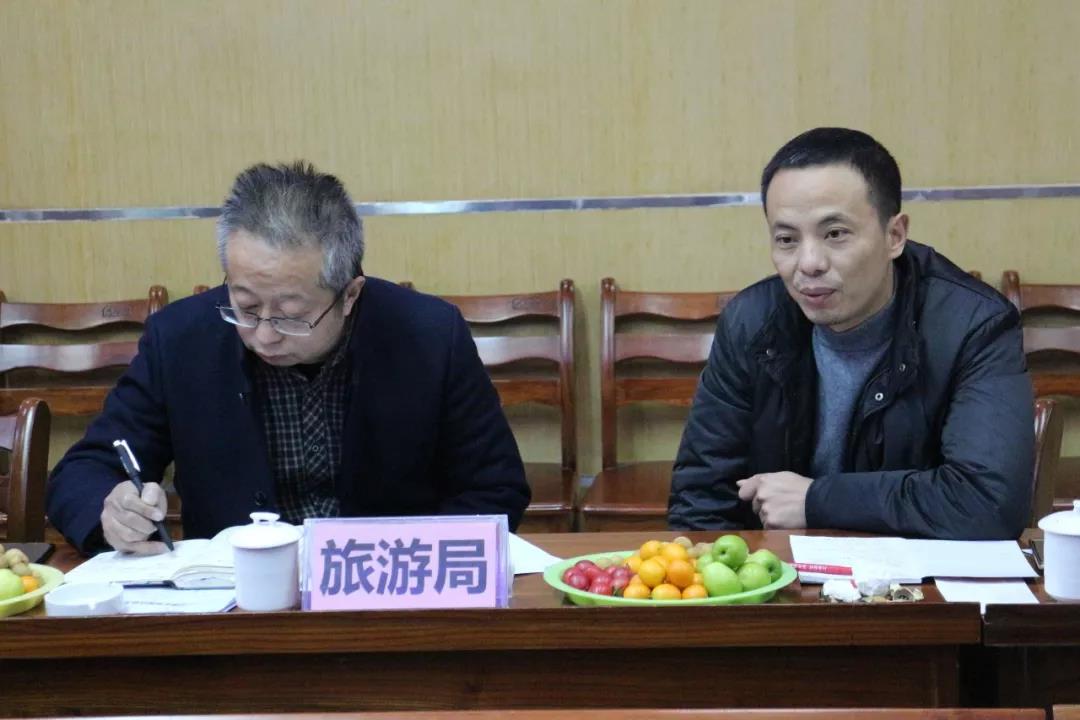 熱烈歡迎太白街道辦事處譚方培書記一行蒞臨百年集團指導(dǎo)工作！