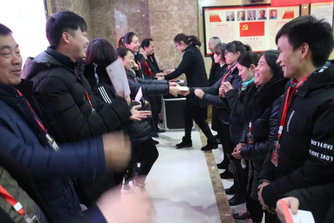 2019年，我們還在做房產(chǎn)中介，買房、賣房請(qǐng)放心找我們！