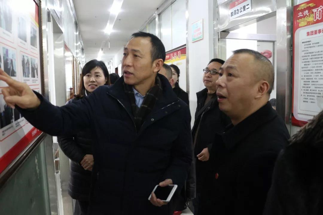 熱烈歡迎市教委交叉檢查組及區(qū)教委領(lǐng)導(dǎo)蒞臨百年教育指導(dǎo)工作！