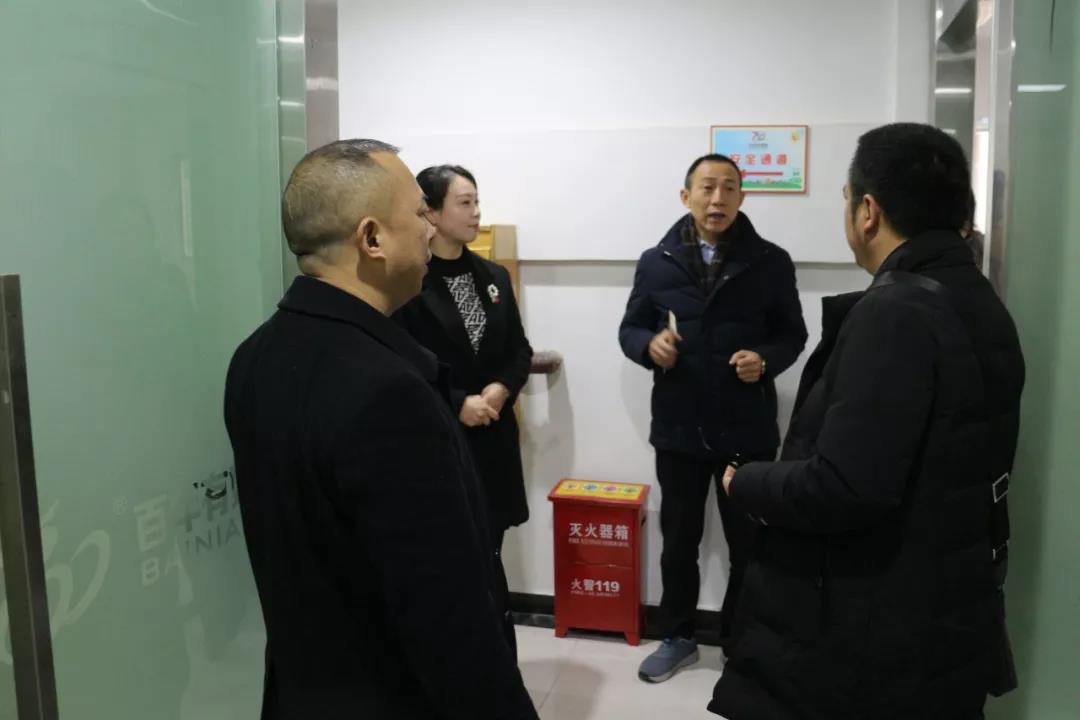 熱烈歡迎市教委交叉檢查組及區(qū)教委領(lǐng)導(dǎo)蒞臨百年教育指導(dǎo)工作！